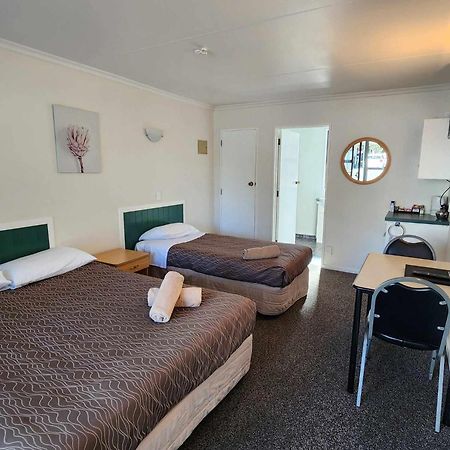 Bulls Motel & Holiday Park Halcombe Bagian luar foto