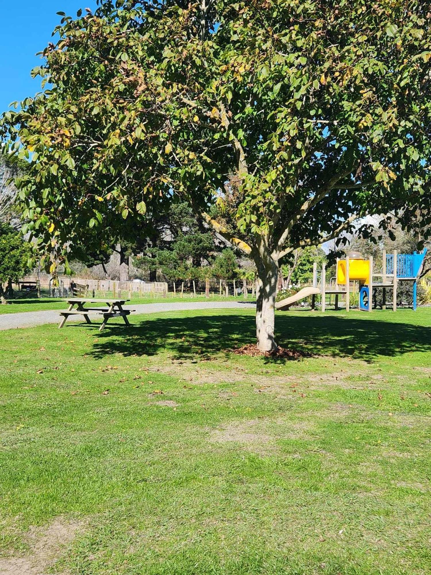 Bulls Motel & Holiday Park Halcombe Bagian luar foto