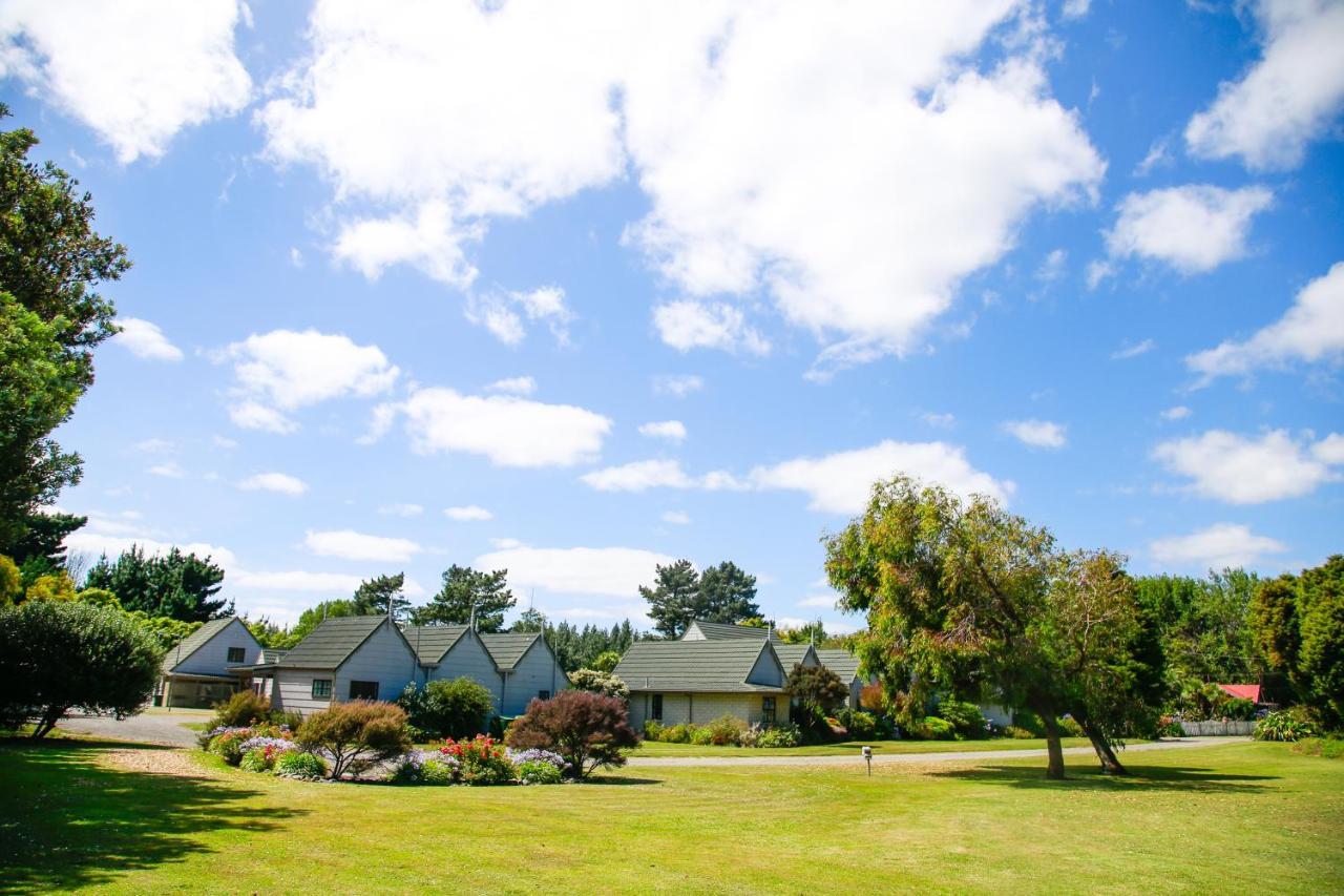 Bulls Motel & Holiday Park Halcombe Bagian luar foto