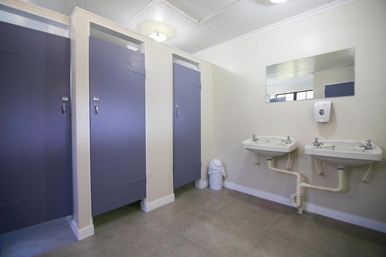 Bulls Motel & Holiday Park Halcombe Bagian luar foto