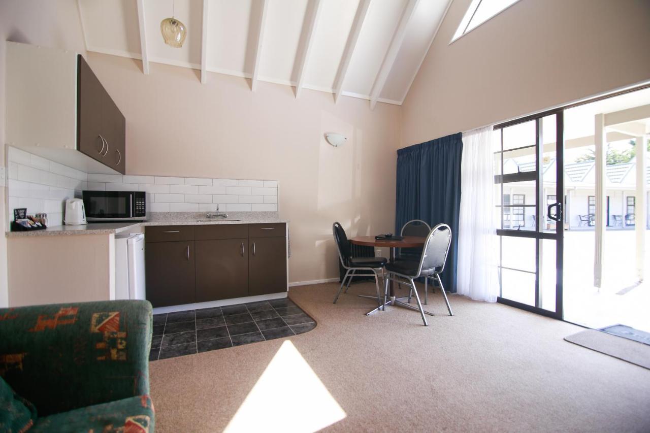 Bulls Motel & Holiday Park Halcombe Bagian luar foto